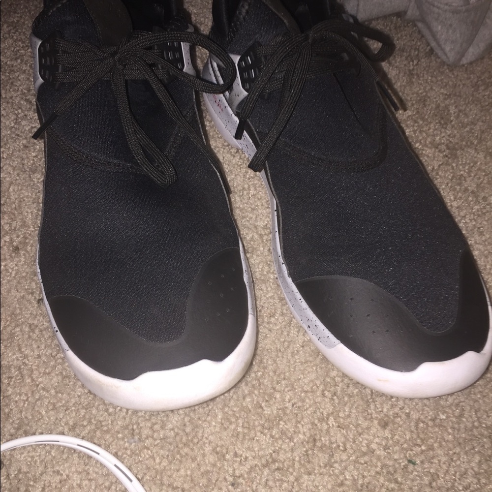 Jordan Low Trainers - Picture 3 of 4